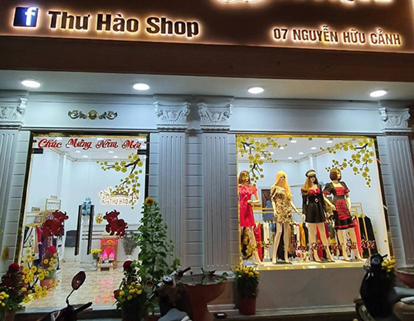 Thư Hào shop: Shop Thư Hào có đến hàng ngàn món quà và đồ trang sức độc đáo, đẹp mắt và sáng tạo. Hãy đến đây để tìm cho mình món quà ý nghĩa hoặc đồ trang sức phong cách nhất cho riêng mình.