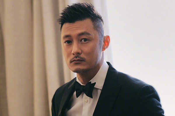 Tài tử Dư Văn Lạc mắc trầm cảm, đấu giá tài sản làm từ thiện