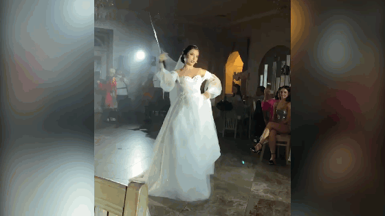 Cô dâu khoe múa kiếm tại lễ cưới khiến chú rể bị bất ngờ