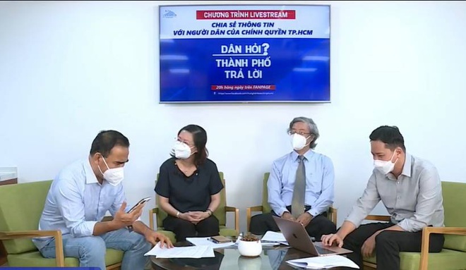 Quyền Linh gặp sự cố dở khóc dở cười trên sóng livestream