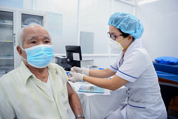 Cần tiêm sớm vắc xin cho ông bà, bố mẹ chúng ta