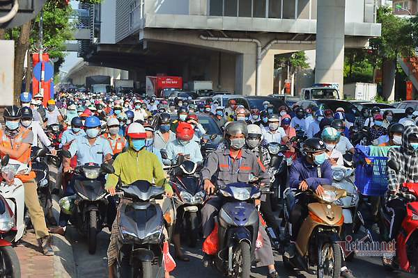 Ngày đầu kiểm soát vào vùng đỏ Hà Nội, nơi dồn ứ, nơi thưa vắng