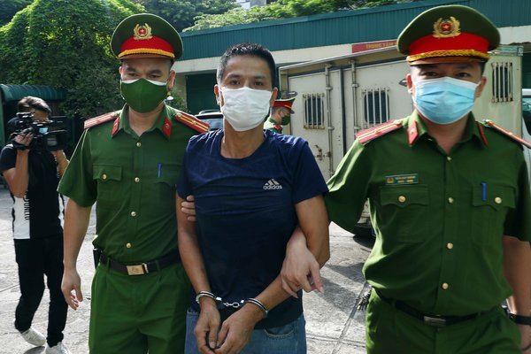'Đầu gấu' nhận án vì tấn công cảnh sát ở chốt kiểm dịch tại Hà Nội