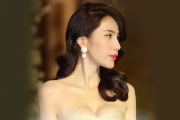 Thủy Tiên: Không có lấy một bạn thân trong showbiz, áp lực ra sao mà phải bật khóc?