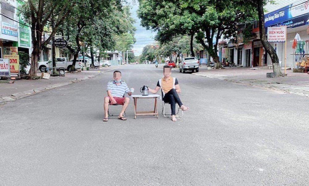 Xử phạt 2 người ở Gia Lai kê bàn giữa đường uống trà rồi đăng Facebook