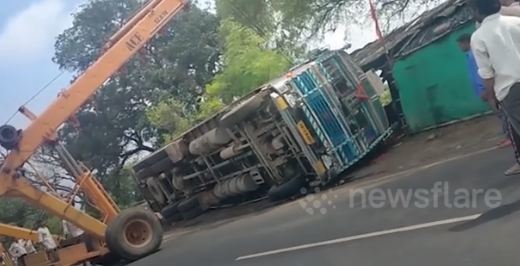 Xe tải khổng lồ bị lật, tài xế 