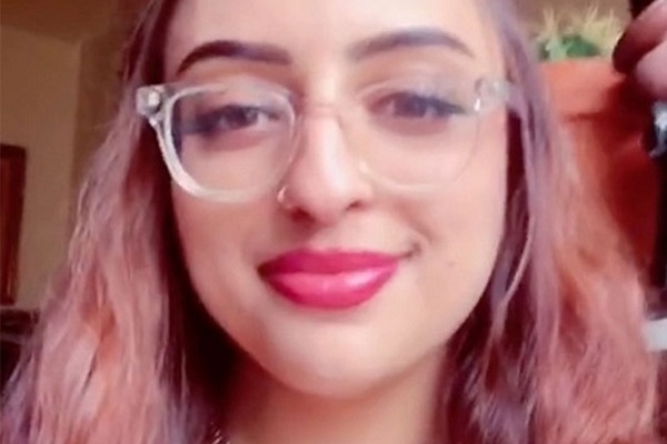 Cô gái tiết lộ với bố mẹ mình là vũ nữ thoát y