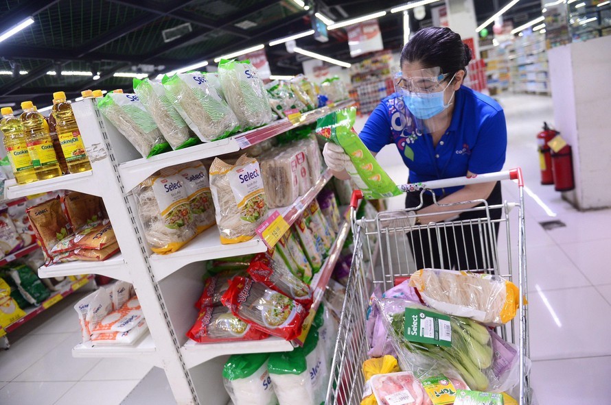 Bột mì, bột gạo… giá cao chót vót vẫn 'cháy hàng' ở TP.HCM