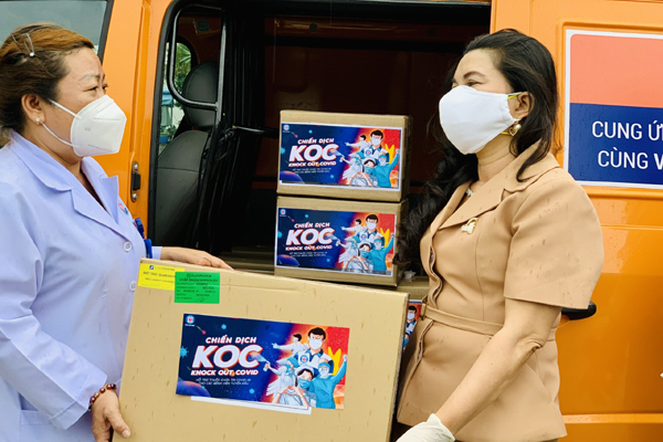 Kim Oanh Group tặng người làm báo TP.HCM thuốc hỗ trợ điều trị Covid-19