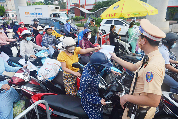 Bí thư Hà Nội: Được sử dụng cả giấy đi đường cũ và cấp mới