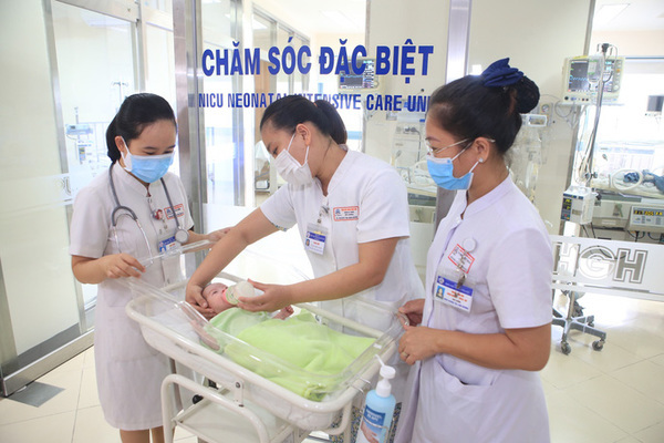 Sản phụ nhiễm Covid-19 cùng con gái sơ sinh thoát 'cửa tử'