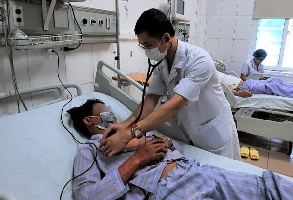 Người đàn ông suy gan thận, nhiễm trùng máu sau 3 ngày ăn tiết canh