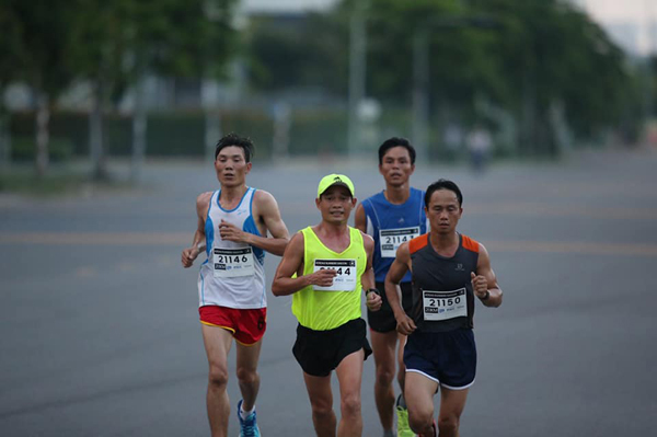 Runner 42 tuổi chia sẻ bí quyết duy trì sức bền những ngày giãn cách