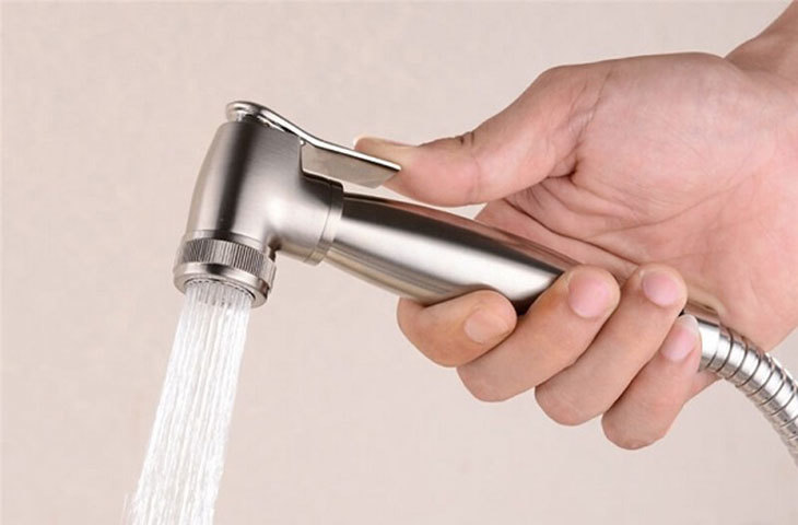 Cụ bà vỡ đại tràng do dùng vòi nhà vệ sinh xịt hậu môn