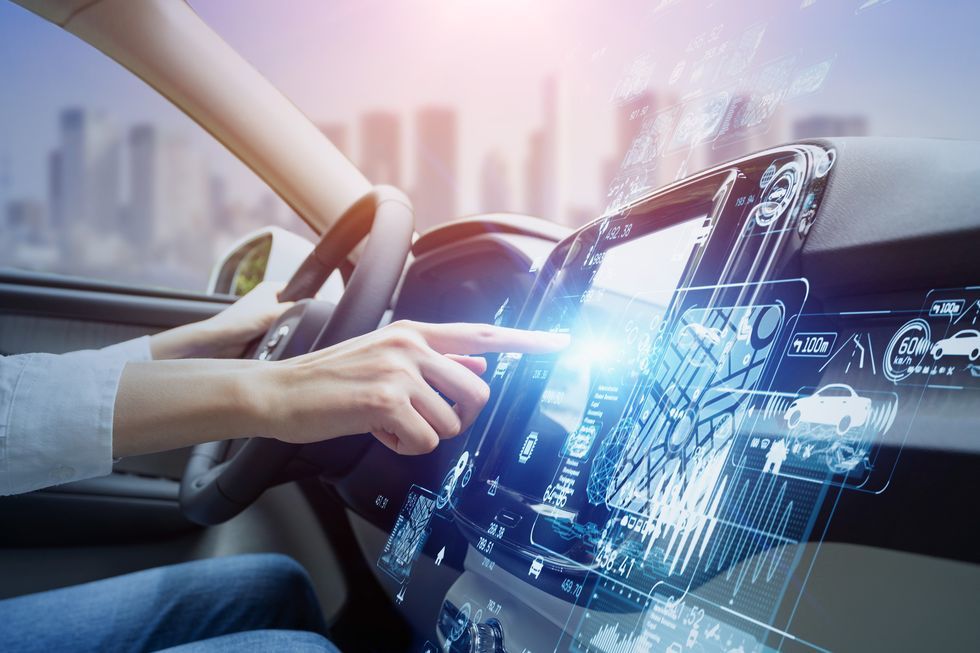 Hacker có thể kiểm soát động cơ, tay lái hầu hết ô tô kết nối mạng