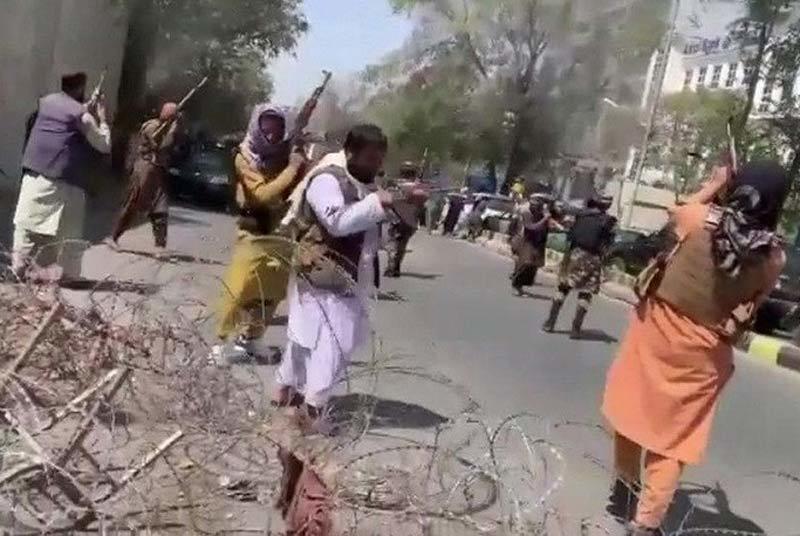 Taliban bắn chỉ thiên giải tán người biểu tình ở Kabul