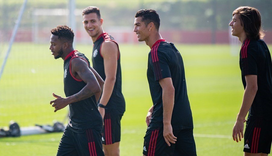 Ronaldo tươi rói tập buổi đầu tiên sau khi tái hợp MU