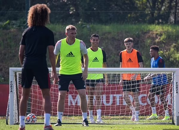Ronaldo tươi rói tập buổi đầu tiên sau khi tái hợp MU