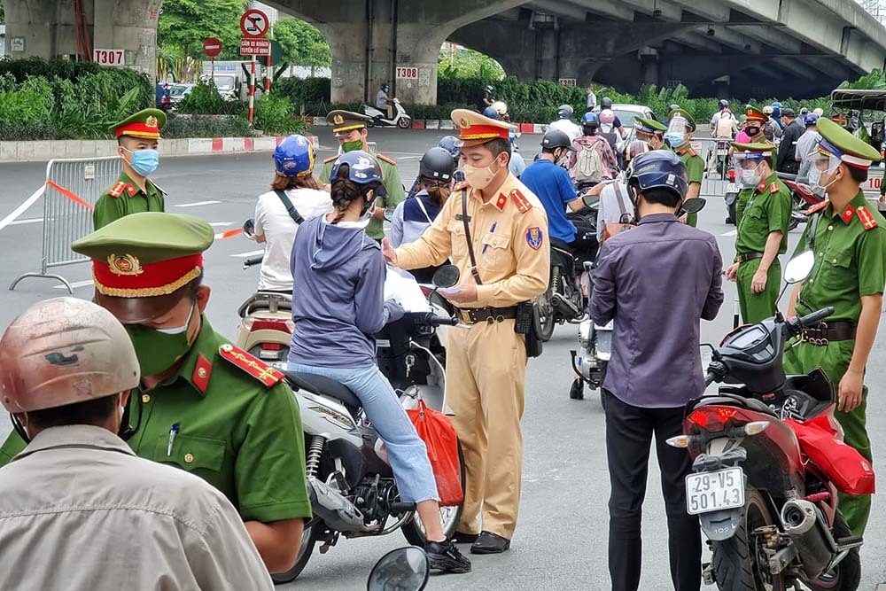 Hình ảnh Hà Nội ngày đầu kiểm tra giấy đi đường mẫu cũ và mới