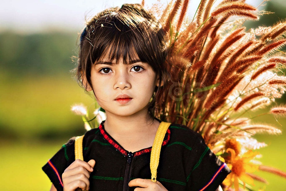 Bộ ảnh cô bé có 'đôi mắt Pleiku' đẹp thiên thần gây bão cộng đồng mạng