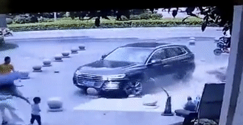 Xe Audi mất lái tông điên loạn vào bãi đỗ xe