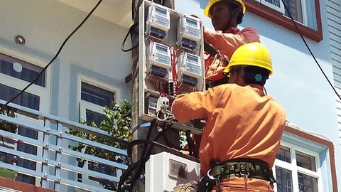 PC Hà Tĩnh lắp đặt thêm công tơ điện tử đo xa để giúp khách hàng sử dụng điện hiệu quả