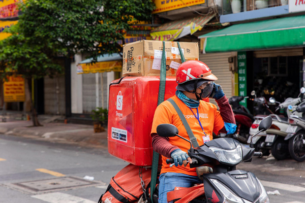 Những ‘ngọn lửa’ shipper ấm lòng dân trong giãn cách