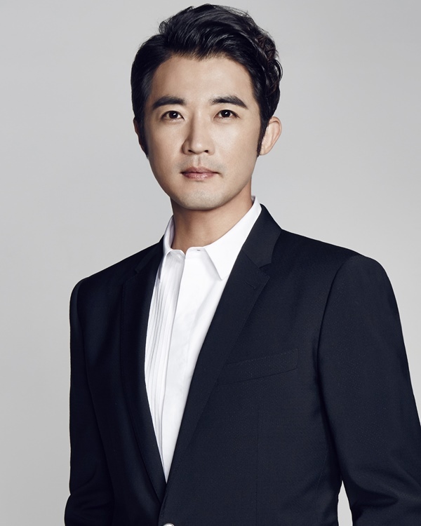 'Hoàng tử' Ahn Jae Wook tuổi 50: Hạnh phúc bên vợ đẹp và 2 con