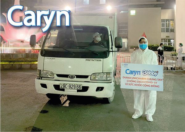 Caryn trao tặng tã người lớn, đệm lót chi viện 18 bệnh viện dã chiến