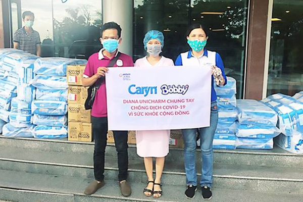 Caryn trao tặng tã người lớn, đệm lót chi viện 18 bệnh viện dã chiến