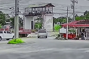 Xe bán tải tự trôi xuống mương, tài xế ngơ ngác