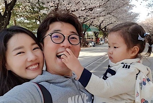 'Hoàng tử' Ahn Jae Wook tuổi 50: Hạnh phúc bên vợ đẹp và 2 con
