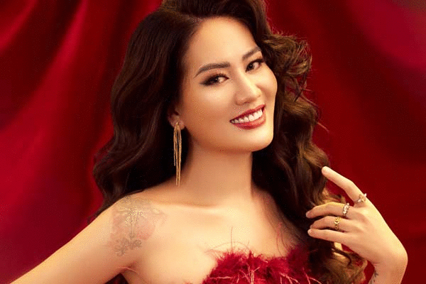Vẻ gợi cảm khác xa trên phim của Sâm giúp việc 'Hương vị tình thân'
