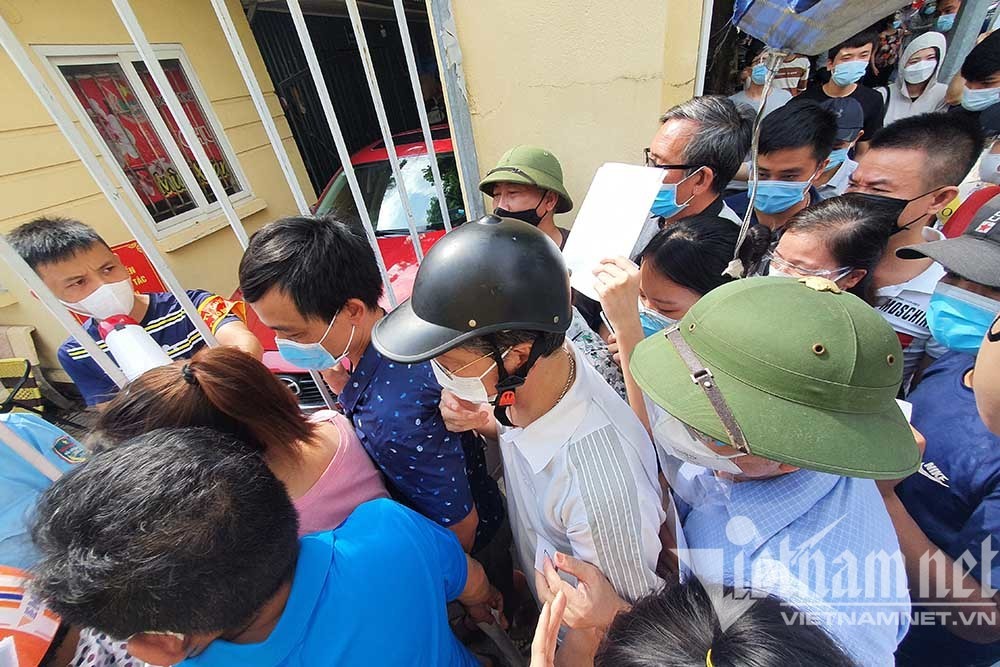 Chấn chỉnh một phường ở Hà Nội để người dân chen nhau khi tiêm vắc xin