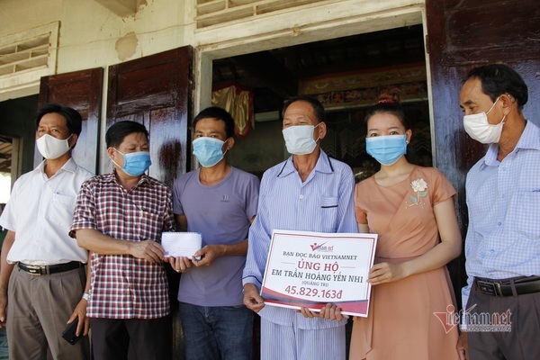 Báo VietNamNet trao gần 46 triệu đồng cho bé gái bị bỏng xăng