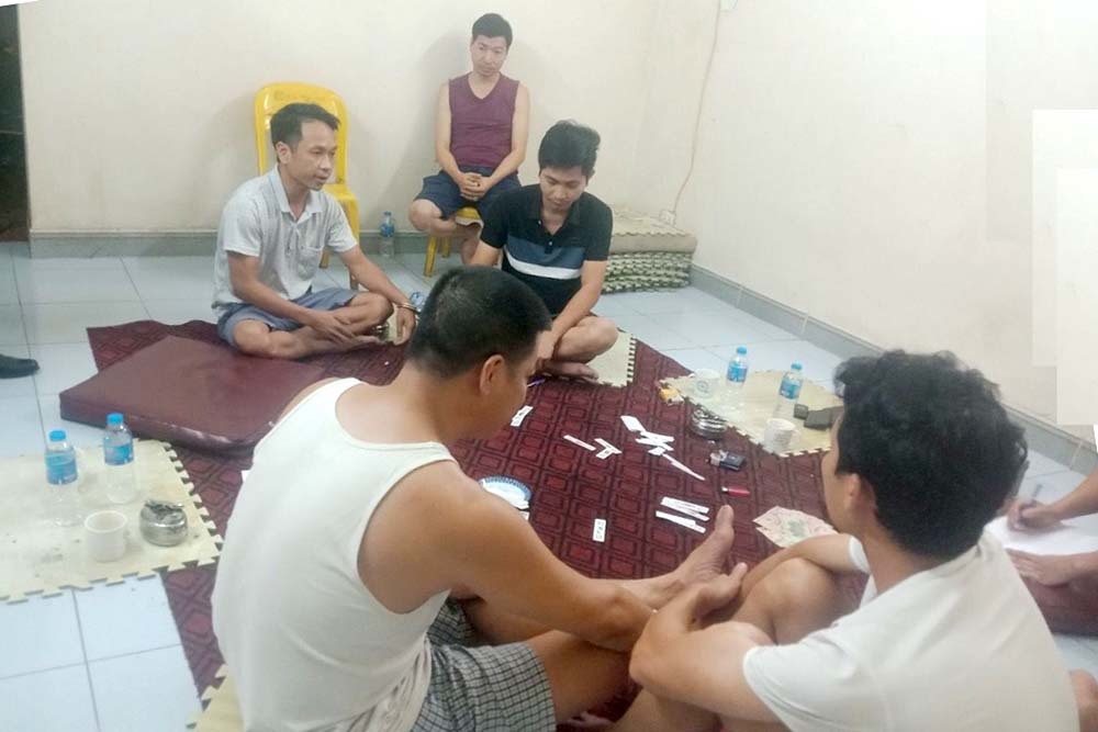 Đánh bạc giữa lúc dịch, 7 người ở Hà Nội bị khởi tố