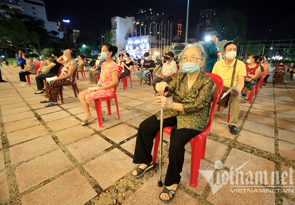 Nghìn người tiêm vắc xin tới đêm khuya ở Hà Nội