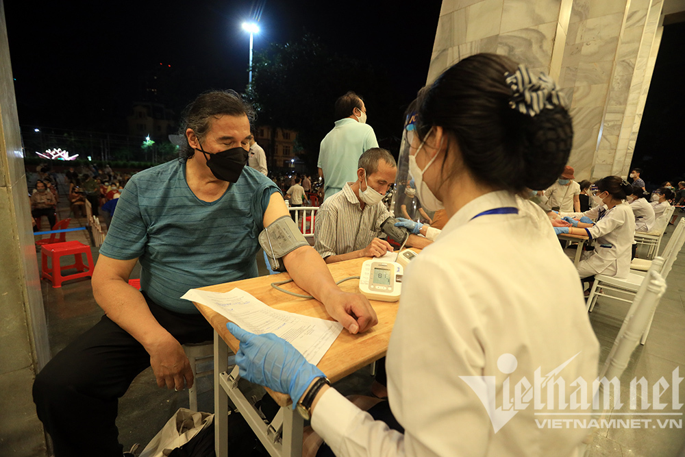 Nghìn người tiêm vắc xin tới đêm khuya ở Hà Nội