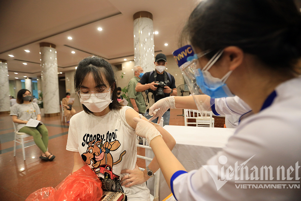 Nghìn người tiêm vắc xin tới đêm khuya ở Hà Nội