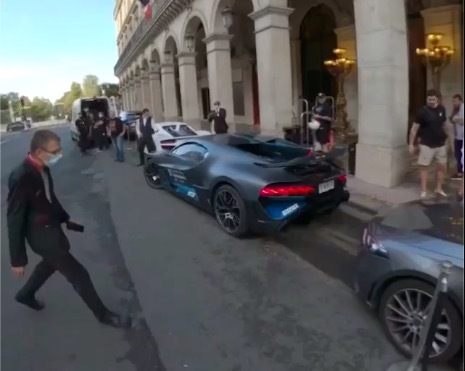 Siêu xe Bugatti Divo lùi quá đà tông vào đầu xe Mercedes CLS