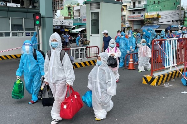 Hundreds of pregnant women, children return to hometowns by bus from HCM City