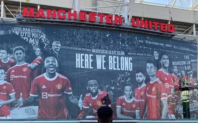 MU trưng áp phích mới ở Old Trafford, chỉ Paul Pogba vắng bóng