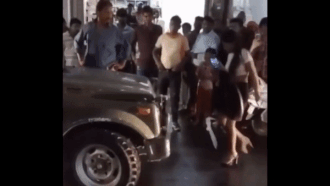 Người đẹp chặn xe quân đội đập phá giữa đường