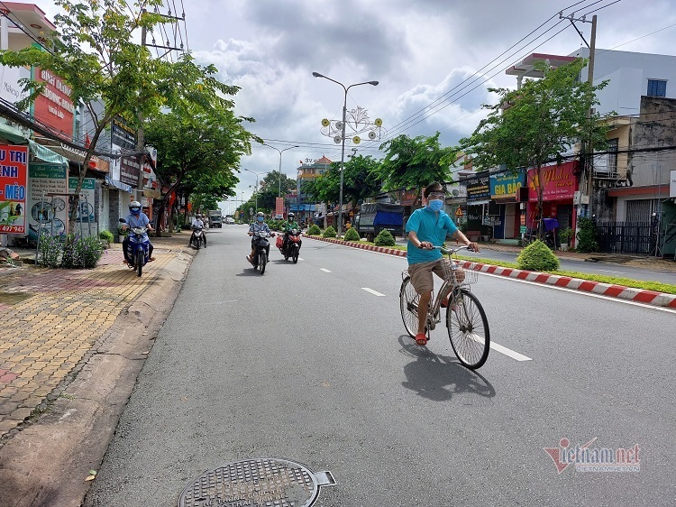 TP 'vùng đỏ' đầu tiên ở Bình Dương chuyển xanh, ai tiêm vắc xin được ra đường