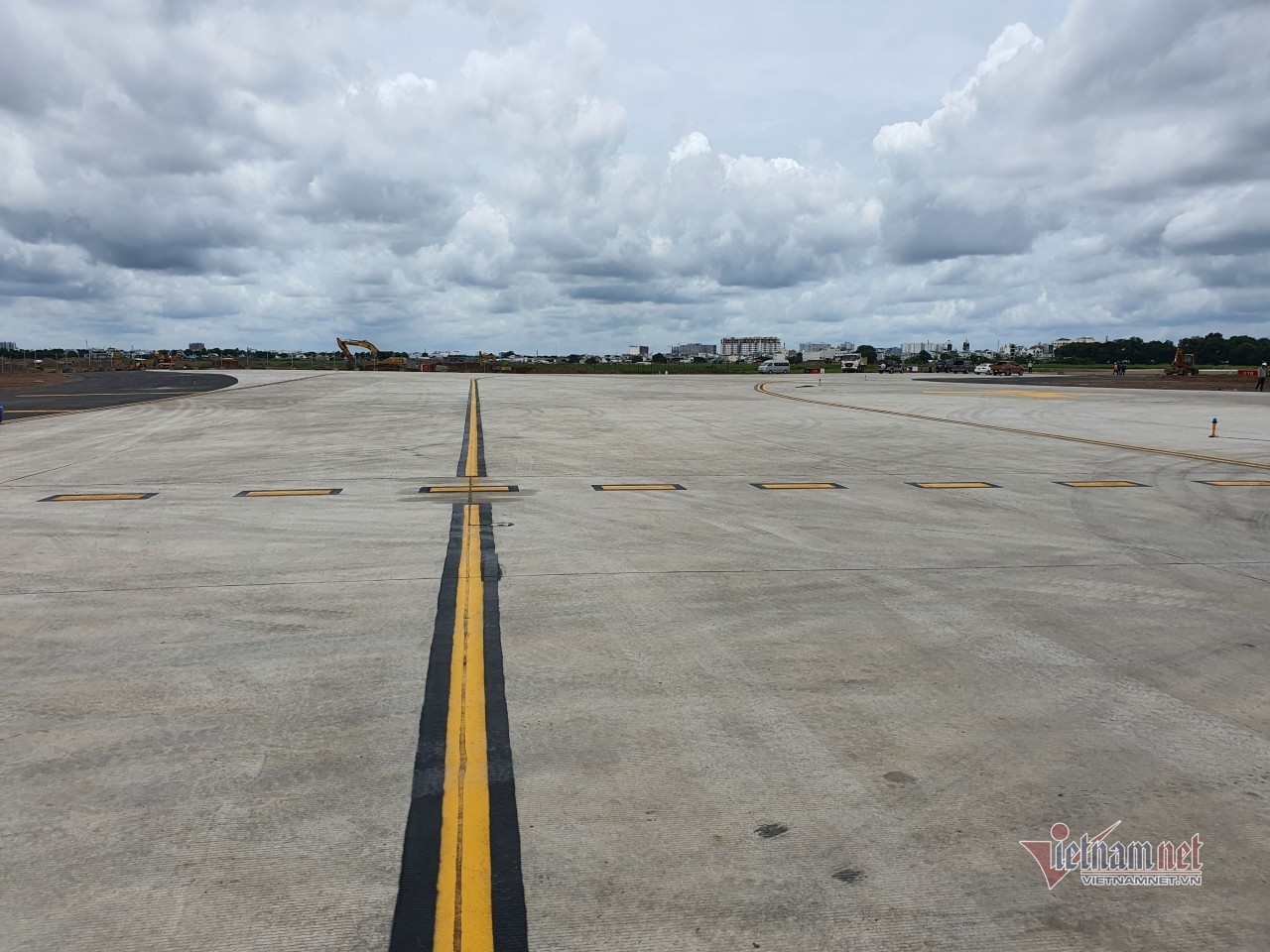 Sân bay Tân Sơn Nhất lại đóng cửa tạm thời một đường băng để sửa chữa