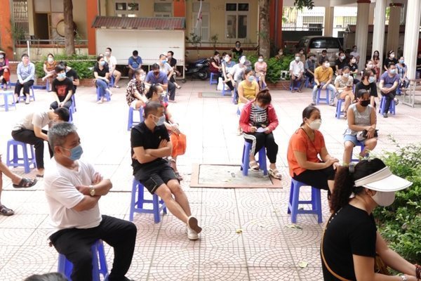 Người dân Hà Nội ngồi giãn cách chờ tiêm vắc xin Vero Cell