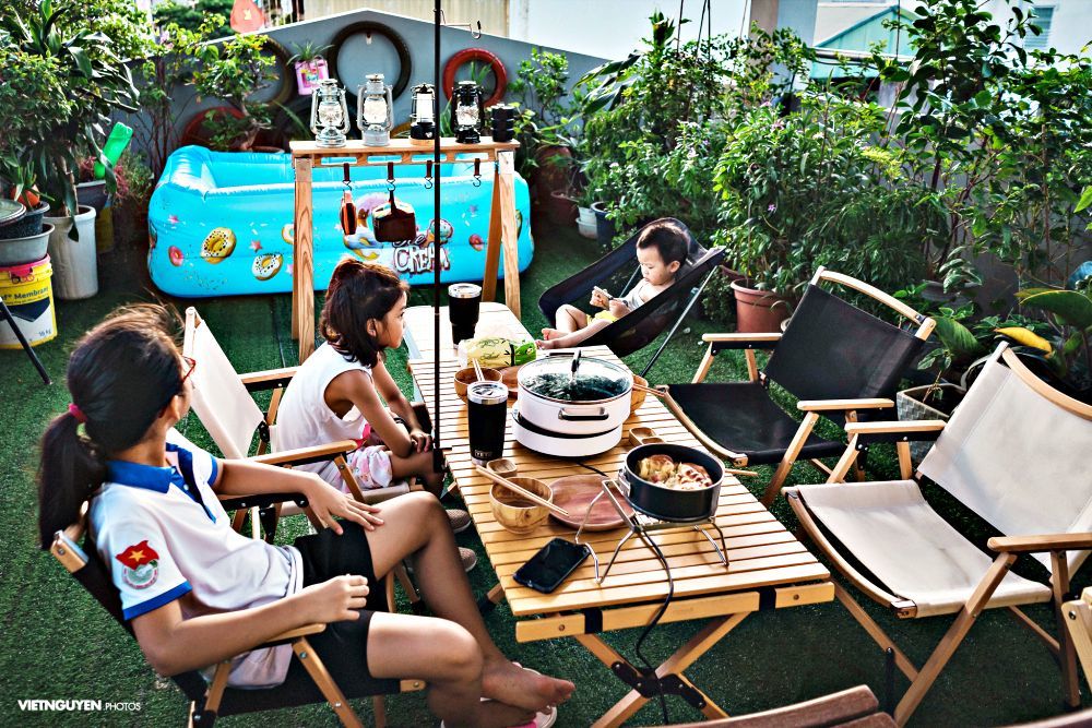 Bố Hà Nội dựng lều, 'xây' bể bơi làm tour du lịch 'nóc nhà' cho con