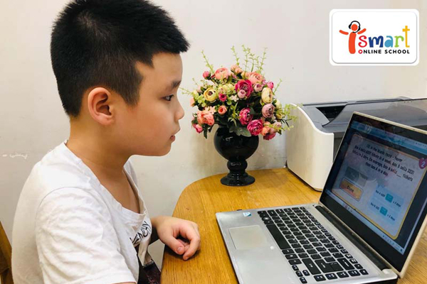 Học trực tuyến lên ngôi, phụ huynh tấp nập ‘mang lớp học về nhà’