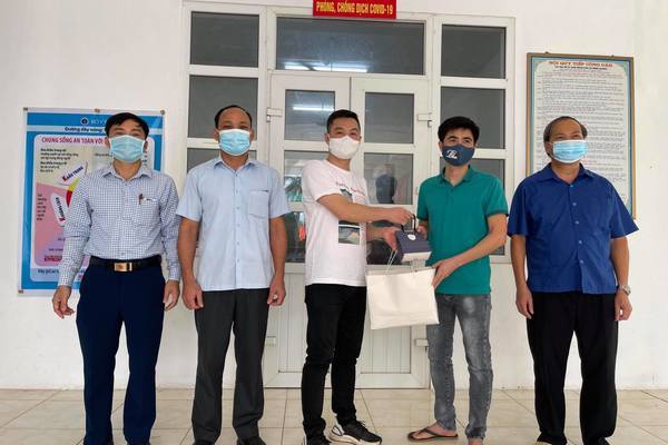 Hiệu trưởng đôn đáo tìm tài trợ điện thoại cho học sinh nghèo học online