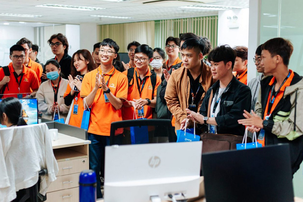 Sinh viên sắp ra trường, phụ huynh tất tả lo nơi thực tập, tìm việc